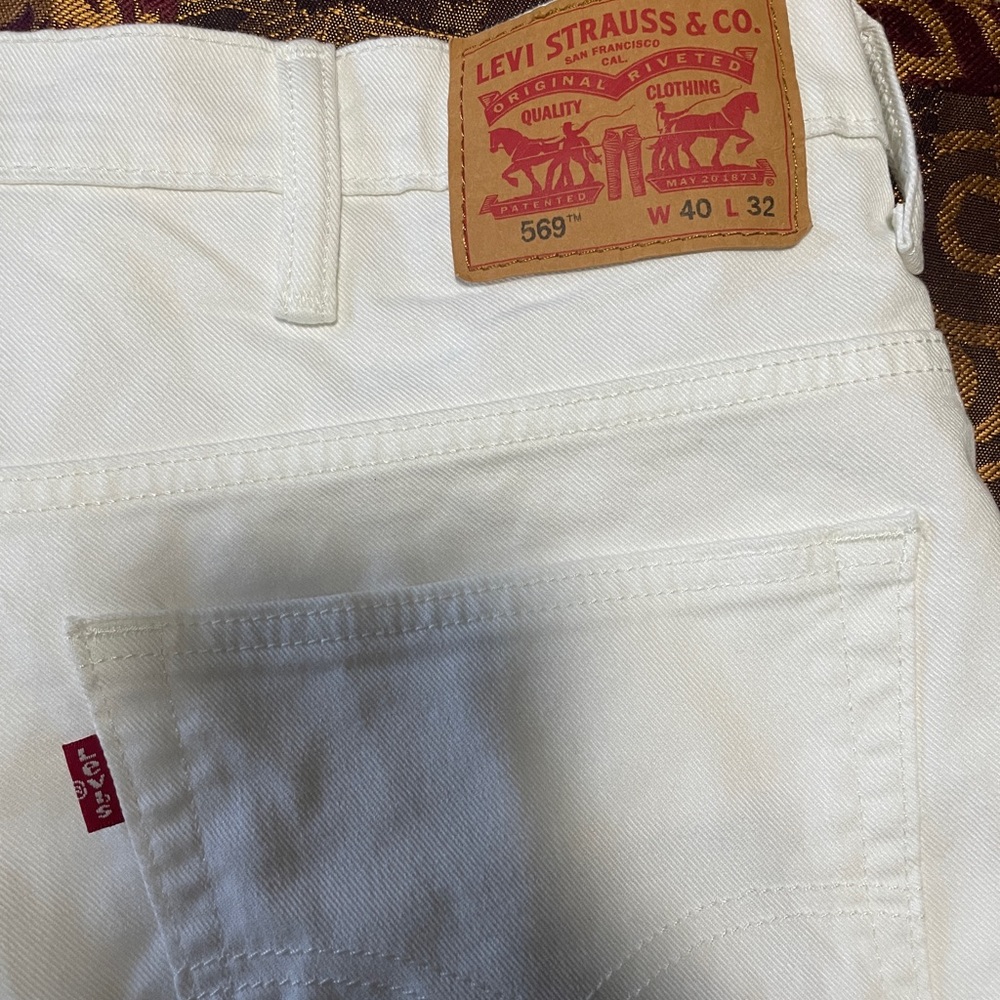Slightly used pair of Mens Levi’s 569. Size 40/32. Smoke free and pet free home.